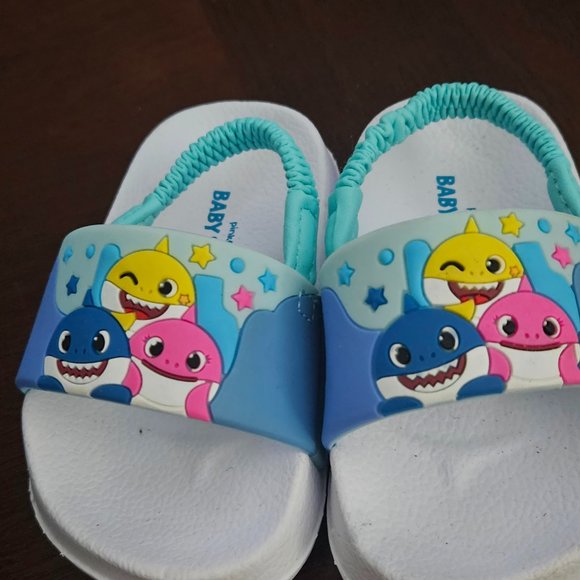 plush baby shark puppet sings baby shark song size 3 baby shark sandals. - Picture 3 of 10